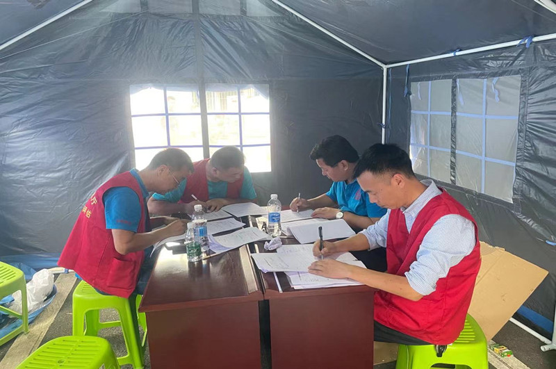 2021年9月，泸县“9.16”地震后，公司先后选调10名工程师前往震中，在四川省住房和城乡建设厅的统一部署、统一规划下，立即投身应急评估工作。